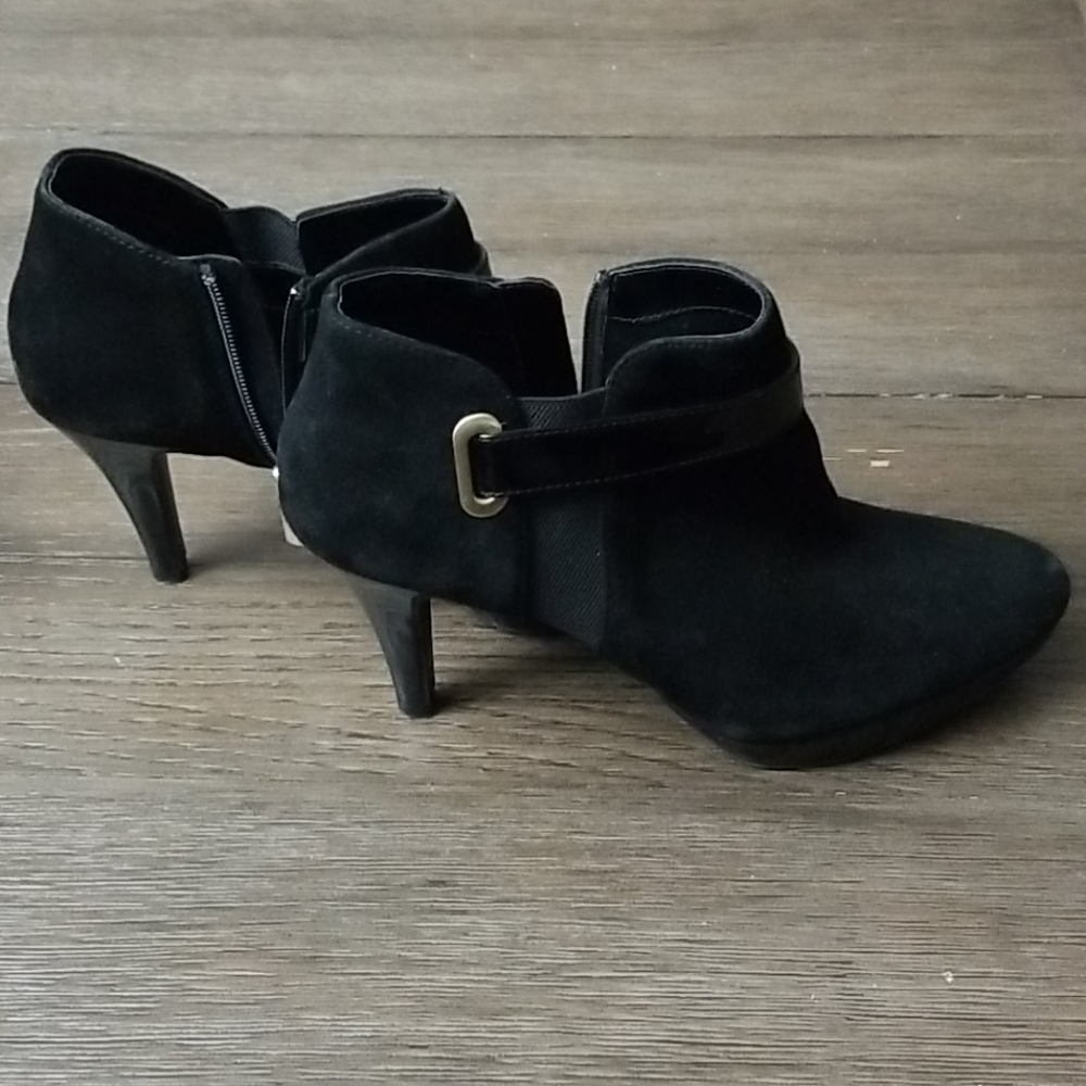 Bandolino black suede ankle booties 9M